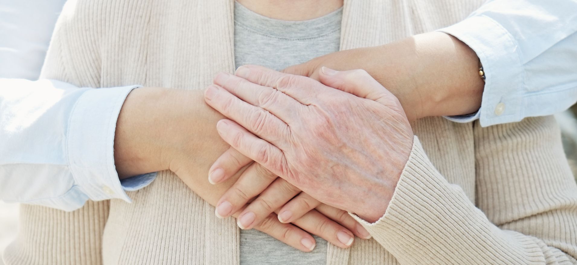 Senior wird umarmt